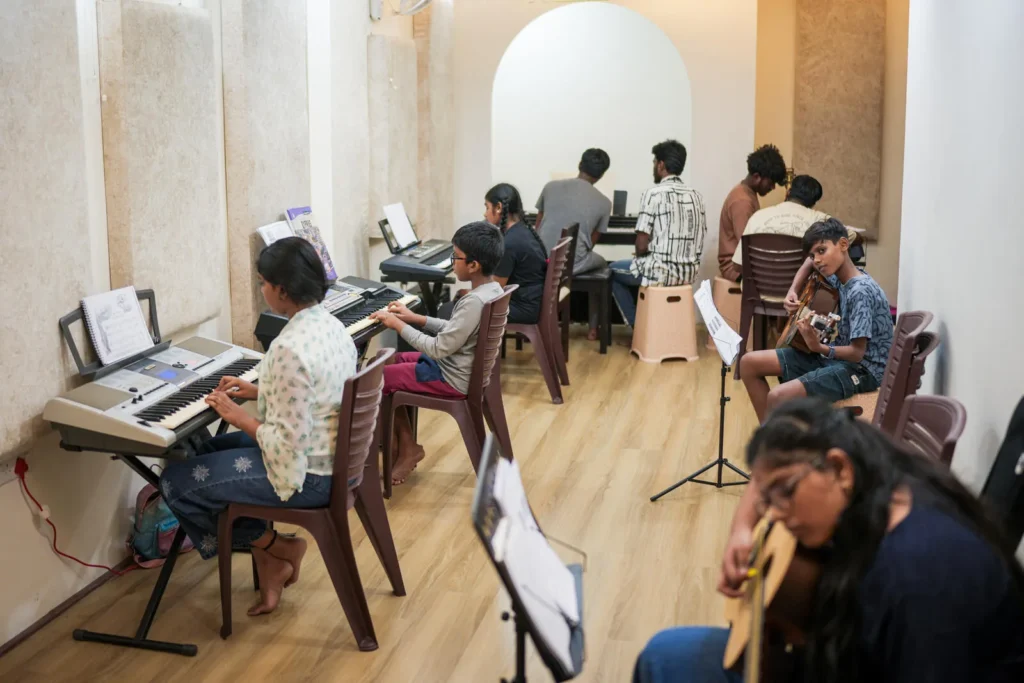 A group class with keyboards and guitars